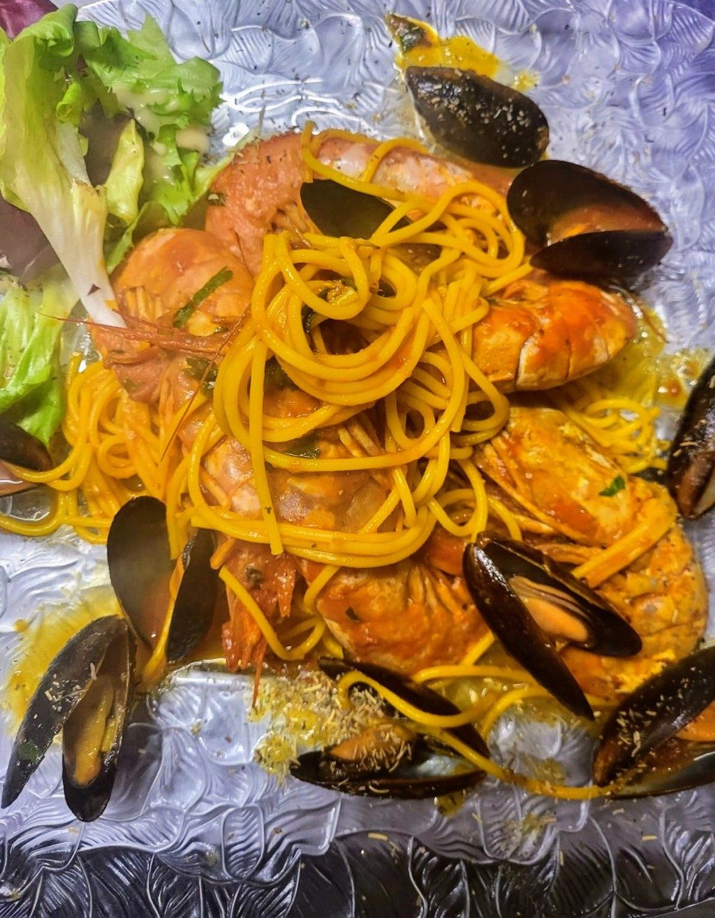 Des spaghettis aux moules et aux fruits de mer, sauce tomate
